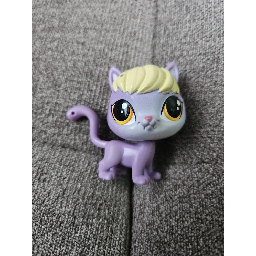 Littlest Pet Shop #2104 Purple Cat Shorthair Blonde Hair Yellow Eyes Vintage LPS